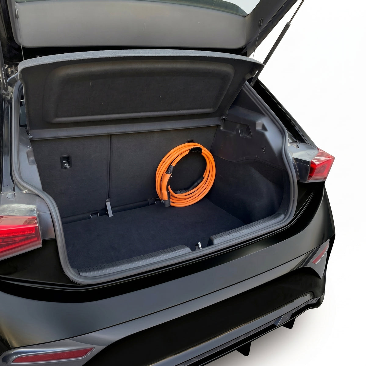 Ladekabelhalter für Hybride und Elektrofahrzeuge passend für VW, Audi, Cupra, Seat und Skoda – (Kompatibel mit Kofferraum ISOFIX Top Tether)